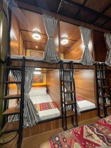 Làng MeHA GIANG CAPSULE HOSTEL的客房内的两张双层床