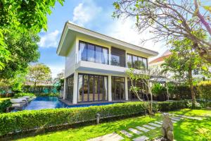 岘港Blue Ocean Villas Danang的一座带游泳池和庭院的房子