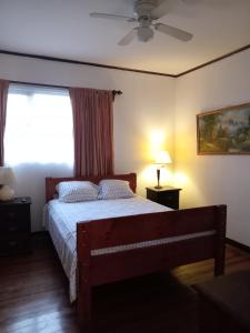 San JuanChavenogue Hotel的一间卧室设有一张床和一个窗口