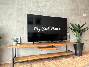丹那拉打My Cool Home x The Quintet @ Cameron Highlands的桌子上配有平面电视