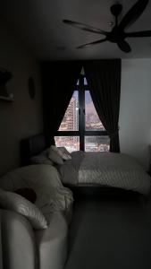 吉隆坡Ampang Neu Suites by DreamOak的一间卧室设有一张床和一个大窗户