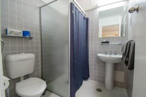 冈德盖干达盖汽车旅馆的一间带卫生间和水槽的浴室