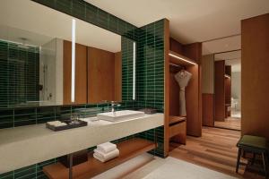 西安西安高新凯悦尚萃酒店的一间带水槽和镜子的浴室