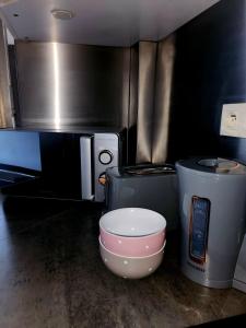 巴黎Appart'Chic的厨房配有搅拌碗和微波炉