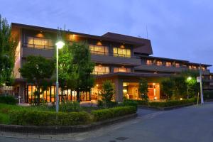 京都嵯峨岚山比纳里奥酒店的前面有路灯的建筑