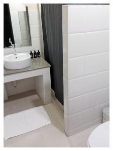 湄南海滩Ampha Place Hotel的白色的浴室设有水槽和镜子