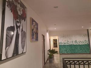 高兰WAKE UP @Lanta Hotel : Cafe的墙上有两张女人照片的走廊