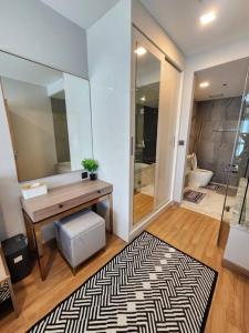 清迈The AstraSkyRiver Luxurious 2 Full Bedroom Condo - 73 SQM的带淋浴、盥洗盆和卫生间的浴室