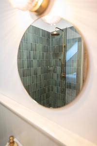 MurasteLoo kodu&köök的浴室设有带淋浴的浴室镜子