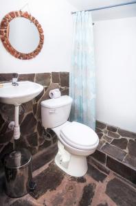 YanqueSumaq Wayra的一间带卫生间和水槽的浴室