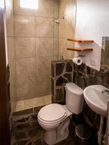 YanqueSumaq Wayra的一间带卫生间和水槽的浴室