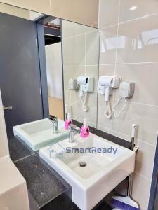 Kampong PendasSunway GRID by SR Home的一间带水槽和镜子的浴室