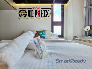Kampong PendasSunway GRID by SR Home的一间卧室配有一张带白色床单的床和一扇窗户。