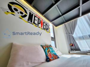 Kampong PendasSunway GRID by SR Home的卧室配有一张挂有超级英雄标志的床