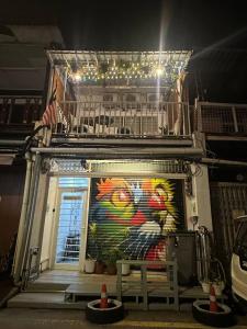 马六甲SPOT ON 90898 Kasturi Alley Guest House & Cat Hotel的一面有画的建筑物
