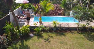 乌纳瓦图纳丛林乐园别墅的一群人在游泳池玩耍