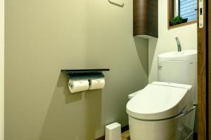 东京Home n Lounge的浴室设有卫生间和一卷卫生纸