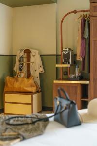 克利希voco Paris - Porte de Clichy, an IHG Hotel的一间设有衣柜的房间,配有钱包和衣服