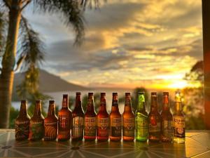 MataasnakahoyVillas by Eco Hotels Batangas的坐在桌子上的一排啤酒