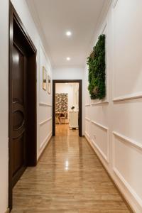 布拉索夫Apollonia eState OLD TOWN BIG AND LUXURIOUS的一条带白色墙壁和木地板的走廊和一扇门