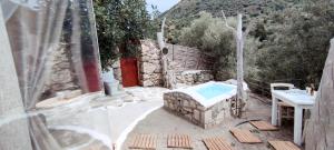 扎罗斯Kamihis Farm House Experience的一个带游泳池和桌子的庭院和一座建筑