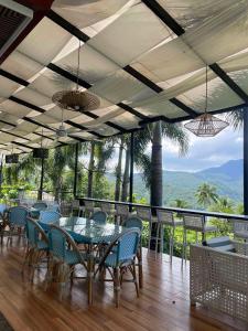 MataasnakahoyVillas by Eco Hotels Batangas的山景庭院,配有桌椅