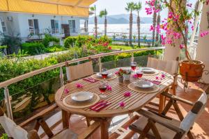 费特希耶阿瓜日落海滩出租度假酒店的房屋阳台的木桌