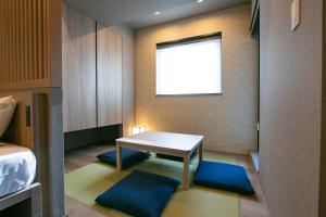 东京Minn Akihabara的小房间设有桌子和窗户