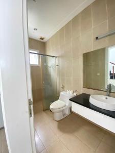 Ấp Bình HưngSealink Beach Villa PE48- PE69的浴室配有卫生间、盥洗盆和淋浴。
