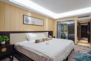 广州广东大厦的卧室配有一张白色大床