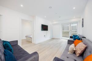 伦敦2&3 Bedrooms near EXCEL London - Modern Spacious Apartment For Larger Groups的带沙发和电视的客厅