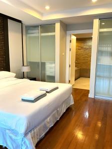 攀瓦海滩Bel Air Cape Panwa Resort Phuket的一间卧室配有一张床,上面有一本书