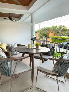攀瓦海滩Bel Air Cape Panwa Resort Phuket的庭院内带桌椅的用餐室