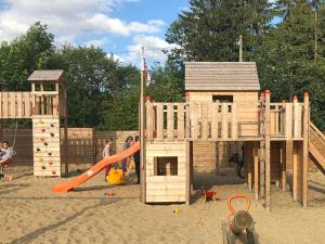 ElterleinRanchhouse Bubble - Westernstable - Horse的一个带木游戏结构的儿童游乐场