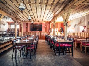 ElterleinRanchhouse Bubble - Westernstable - Horse的餐厅拥有木墙和桌椅