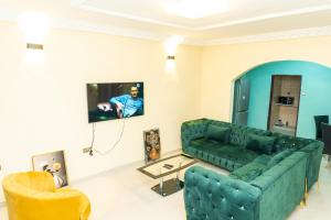 林贝Vyemma Residence的客厅配有绿色沙发和电视