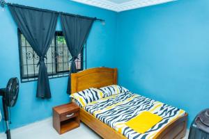 林贝Vyemma Residence的蓝色的卧室设有床和窗户