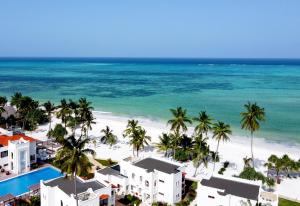 普瓦尼梅查恩加尼LUX Marijani Zanzibar的享有棕榈树和建筑海滩的空中景致