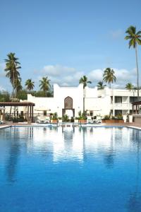普瓦尼梅查恩加尼LUX Marijani Zanzibar的大楼前的大型游泳池