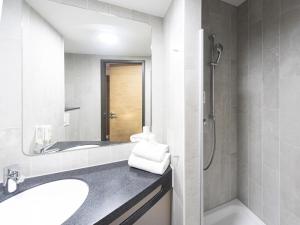 德绍B&B Hotel Dessau的一间带水槽和淋浴的浴室