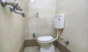 KakarmathaFabHotel Lily Grand的一间带卫生间和淋浴的浴室