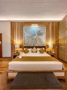 锡吉里亚锡吉里亚酒店的卧室配有一张大床,墙上挂有绘画作品