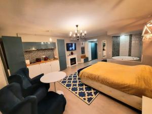 锡纳亚Romantic Jacuzzi Luxury Apartment的一间卧室配有一张床,浴室设有浴缸