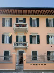 比萨La Casa di Eli的公寓大楼设有阳台和窗户。