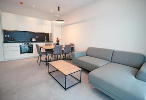 蒂瓦特Royal Blue Resort & Residences的客厅配有沙发和桌子