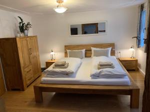 罗滕堡步云莱公寓的一间卧室配有一张大床和两个枕头