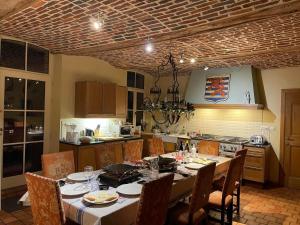 博兰Les Confidences de Messire Sanglier, stylished guest houses的一间带桌椅的厨房和一间用餐室
