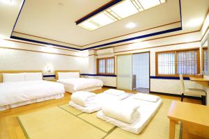 台北丽之汤温泉会馆的客房设有三张床和天窗。