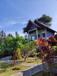 TirtaganggaAlamku Bungalow的花园中的小房子