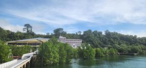 Pearl Andaman Resort Ranong Koh Koo的河边的建筑物